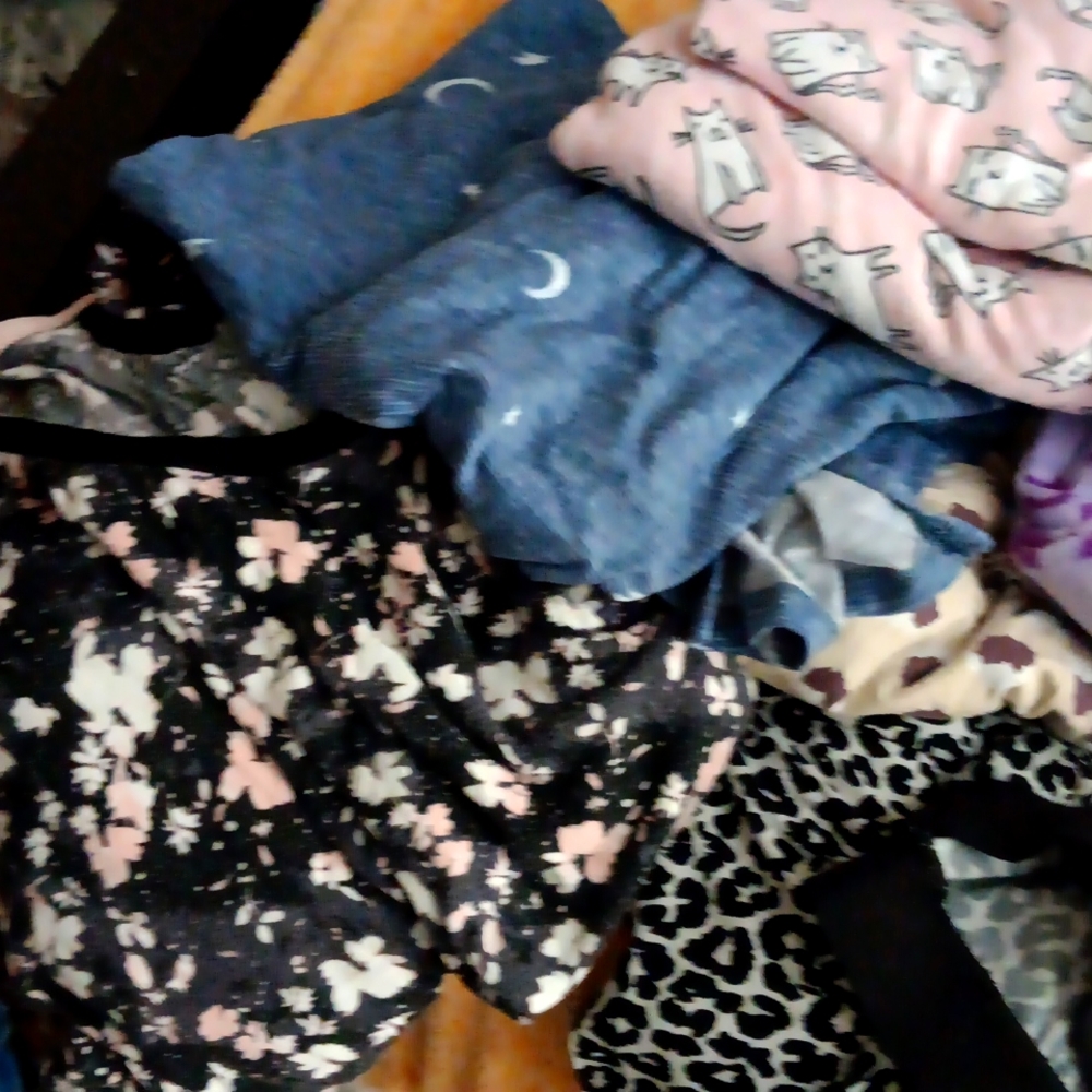 Lot of 6 med and large pjs